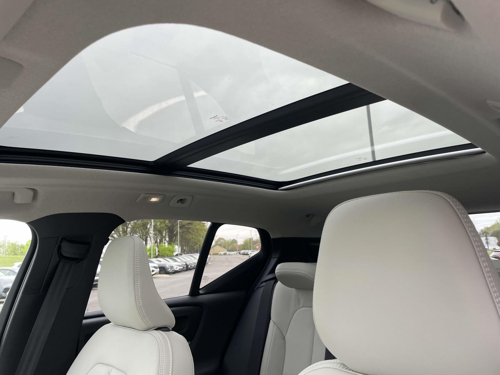 2025 Volvo XC40 Plus - Photo 22