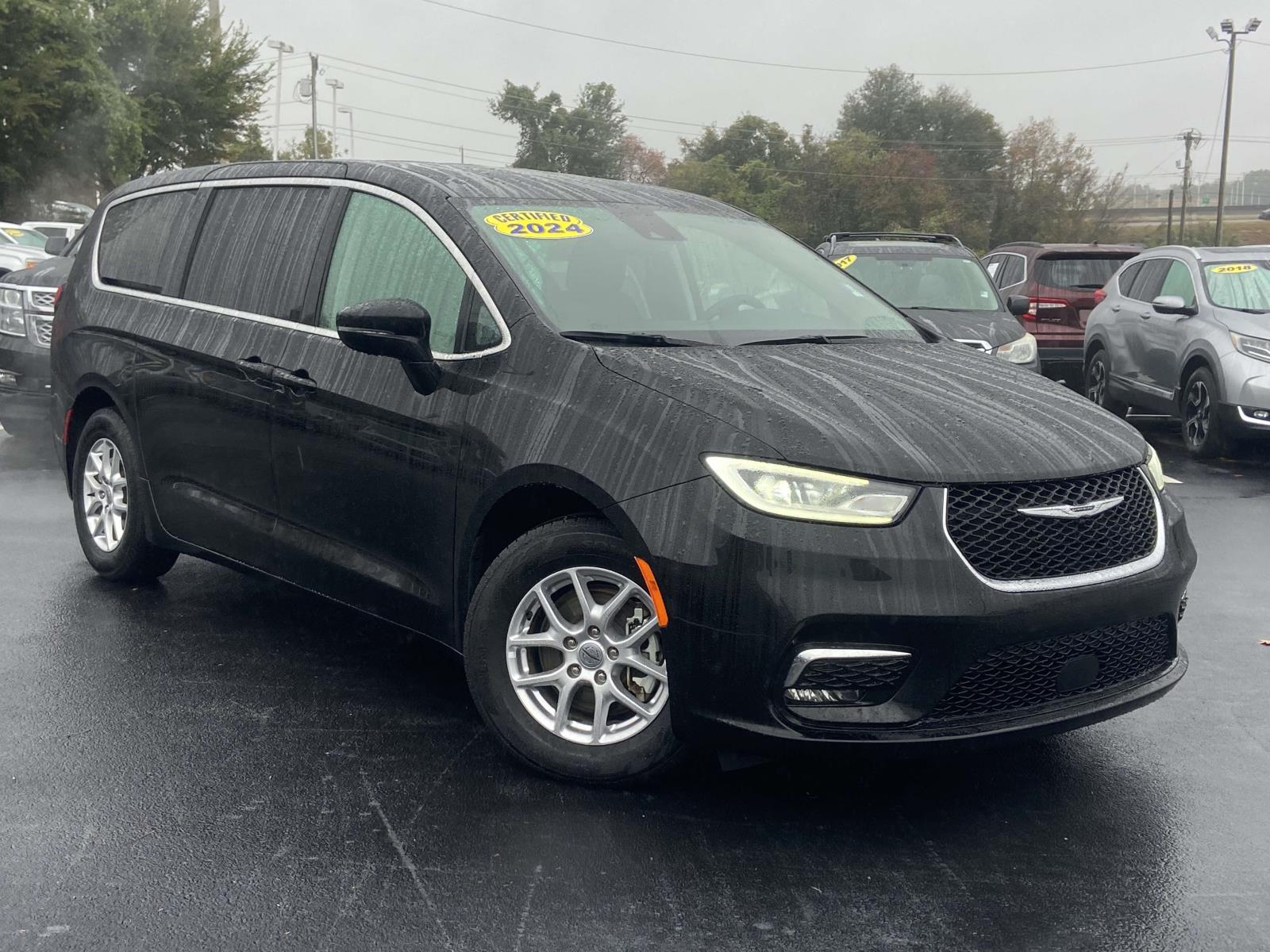 2024 Chrysler Pacifica Touring L's photo