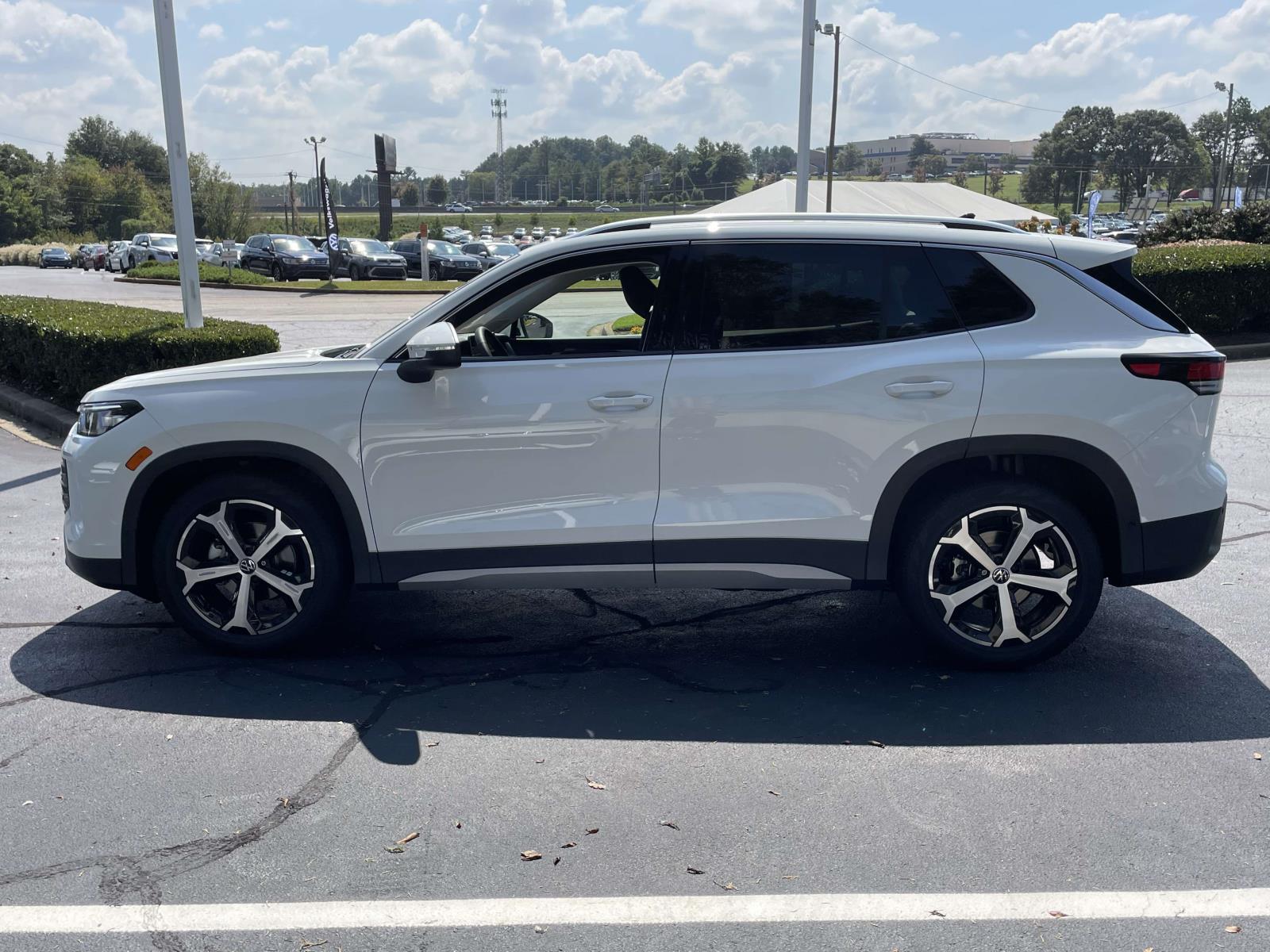 2025 Volkswagen Tiguan SE photo 4