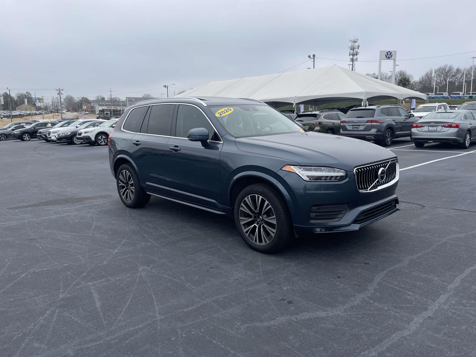 2020 Volvo XC90 Momentum's photo