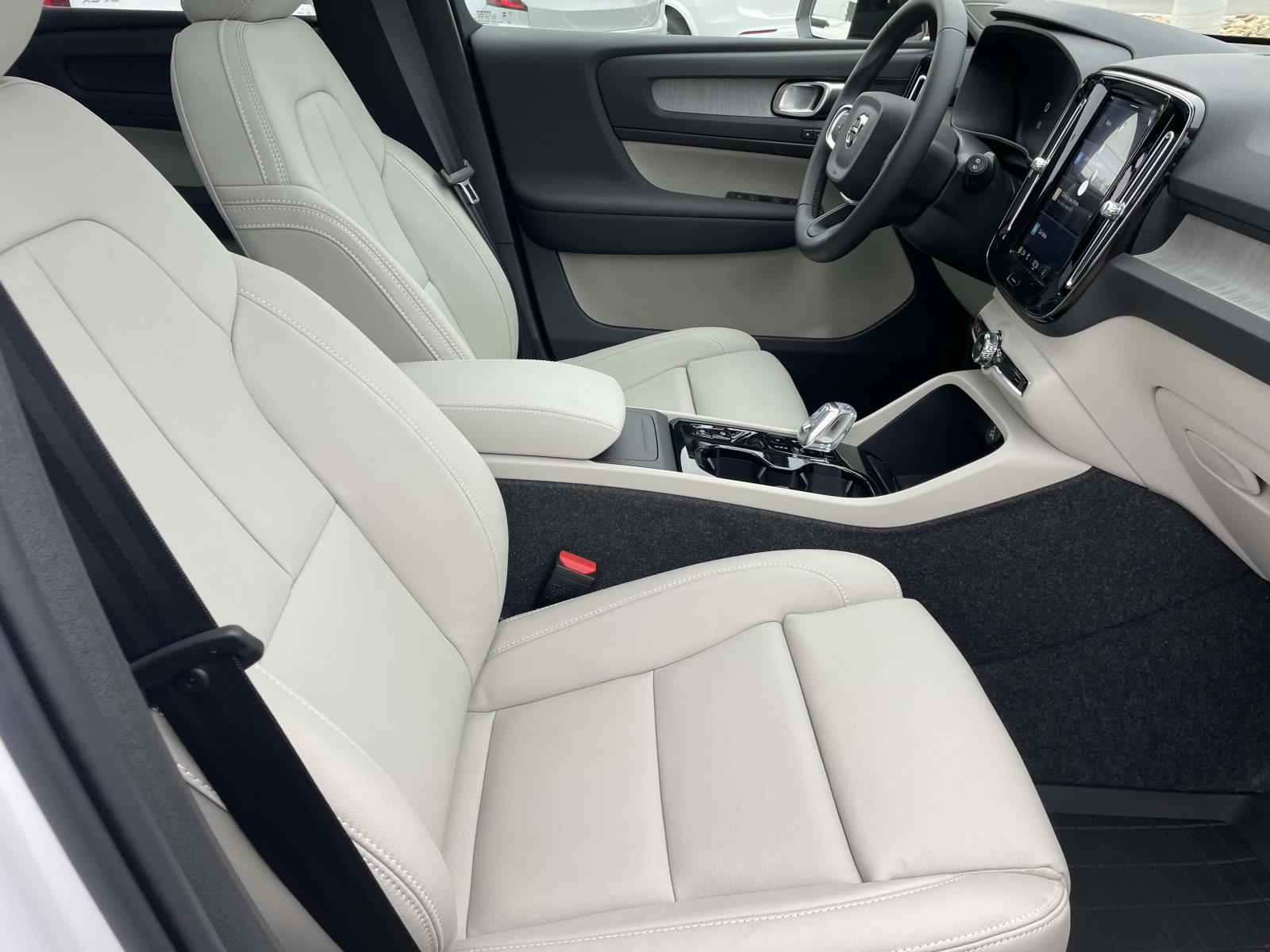 2025 Volvo XC40 Plus - Photo 12