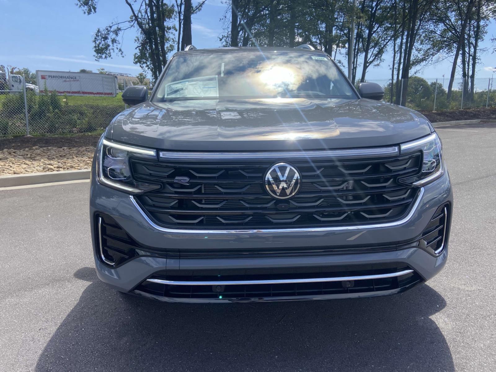 2026 Volkswagen Atlas SEL Premium R-Line photo 2