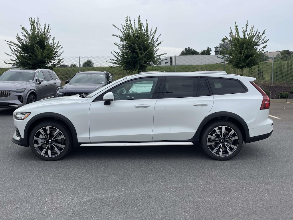 New 2026 Volvo V60 Cross Country B5 Ultra Car