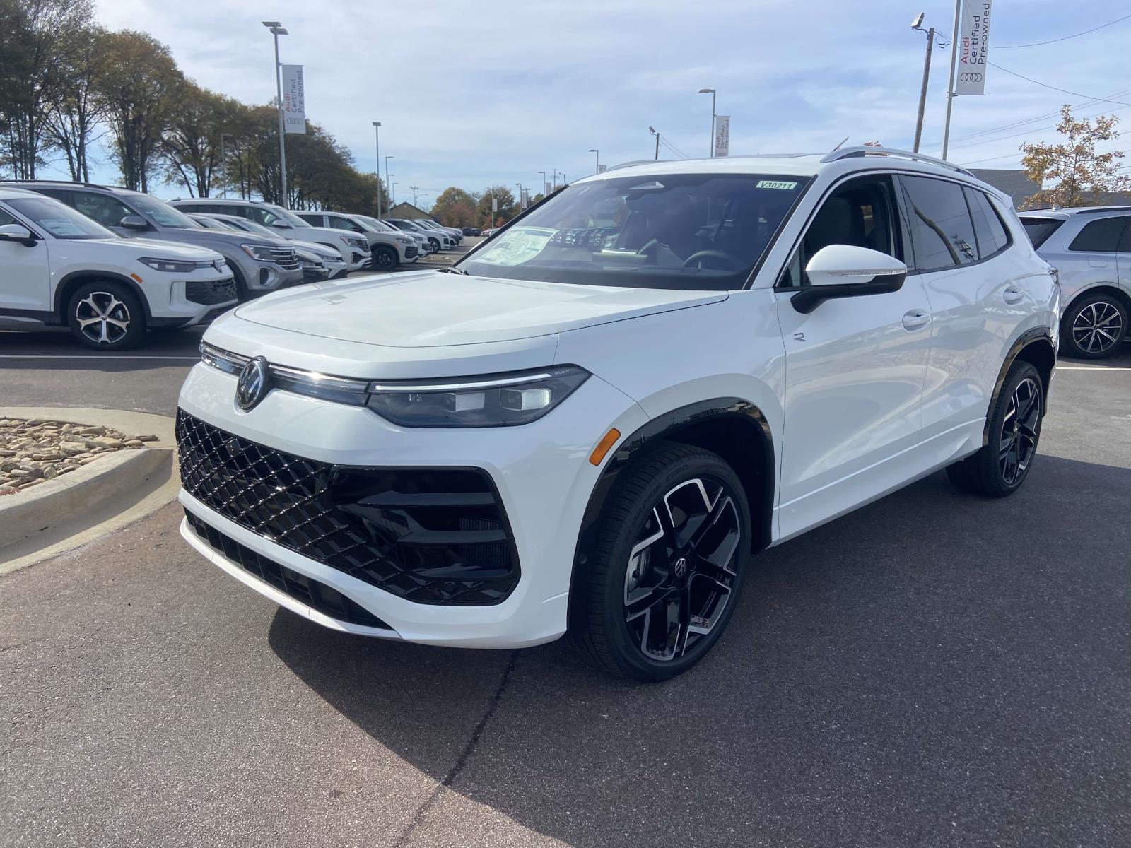 2026 Volkswagen Tiguan SEL R-Line photo 2