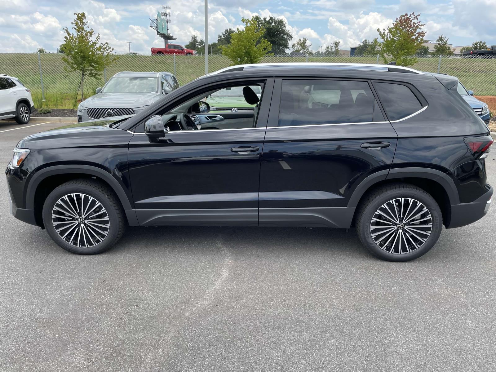 2025 Volkswagen Taos SE photo 4