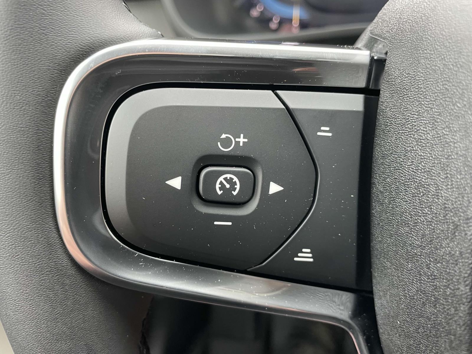 2025 Volvo XC40 Plus - Photo 32