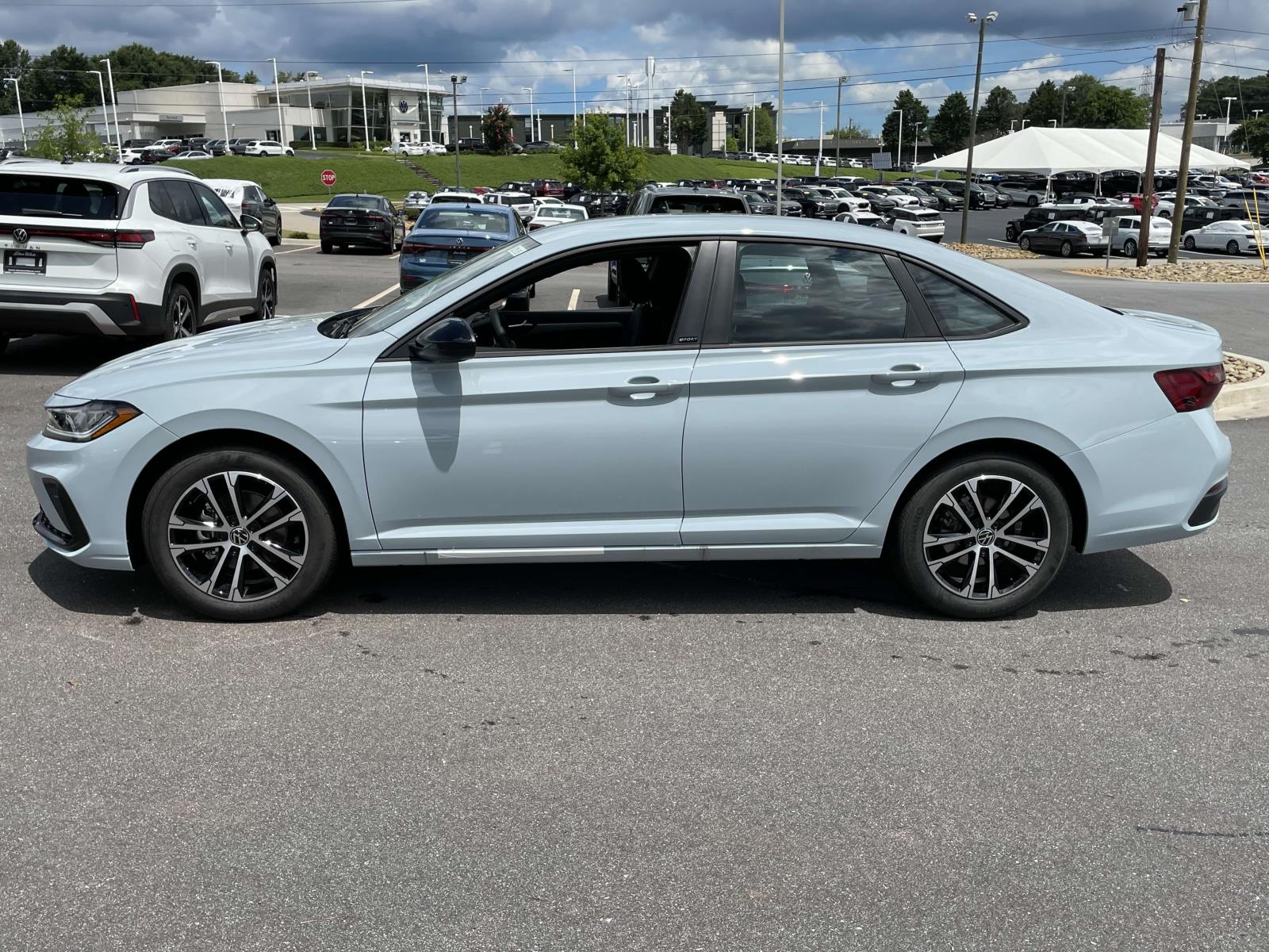 2025 Volkswagen Jetta 1.5T Sport photo 4