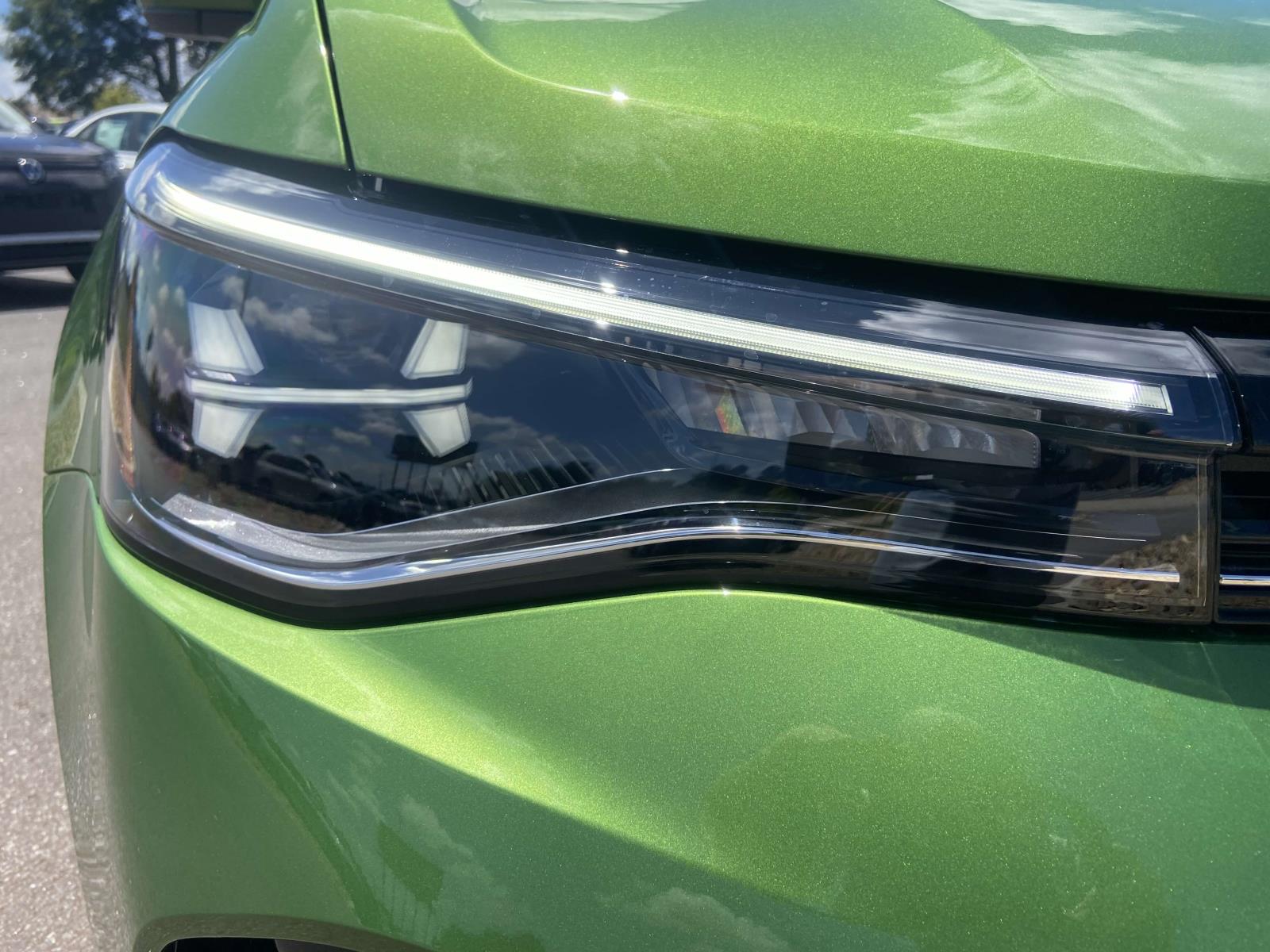 2025 Volkswagen Taos SE photo 4