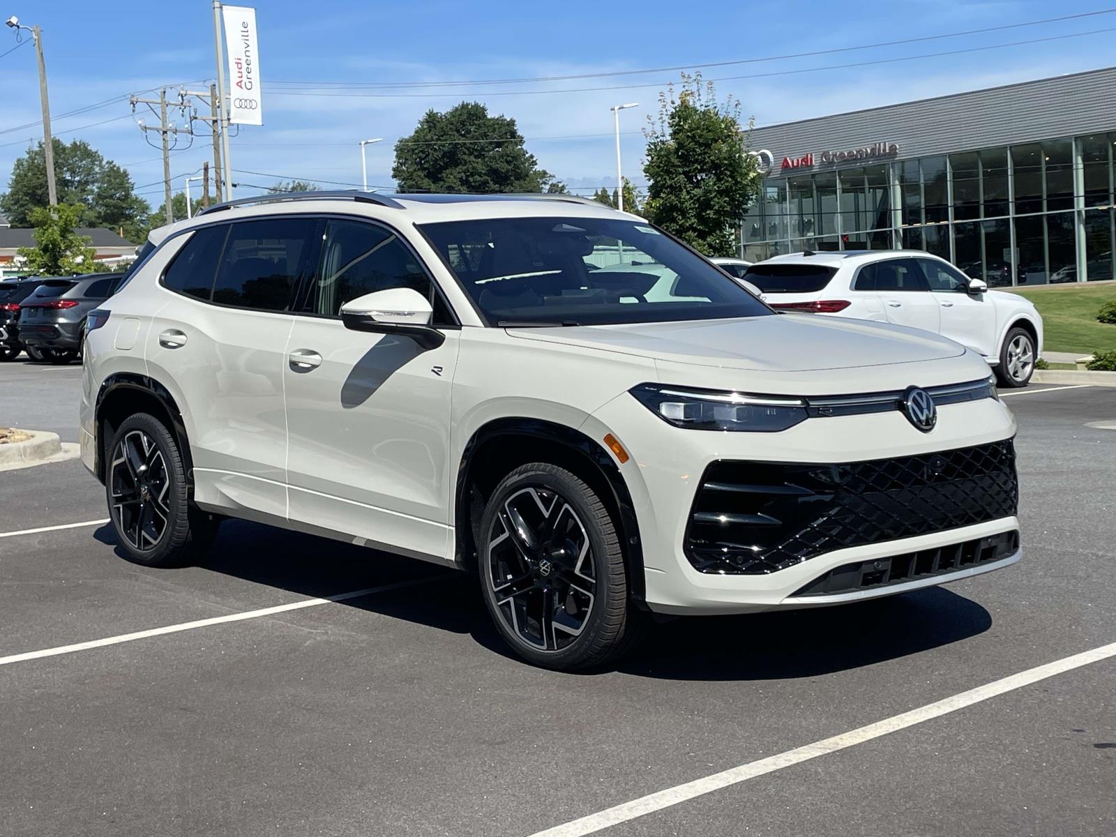 2026 Volkswagen Tiguan 2.0T SEL R-Line Turbo 4Motion's photo