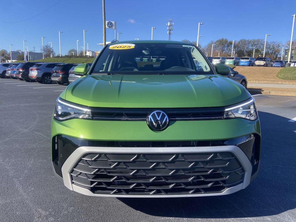 Used 2025 Volkswagen Taos SE FWD Sport Utility