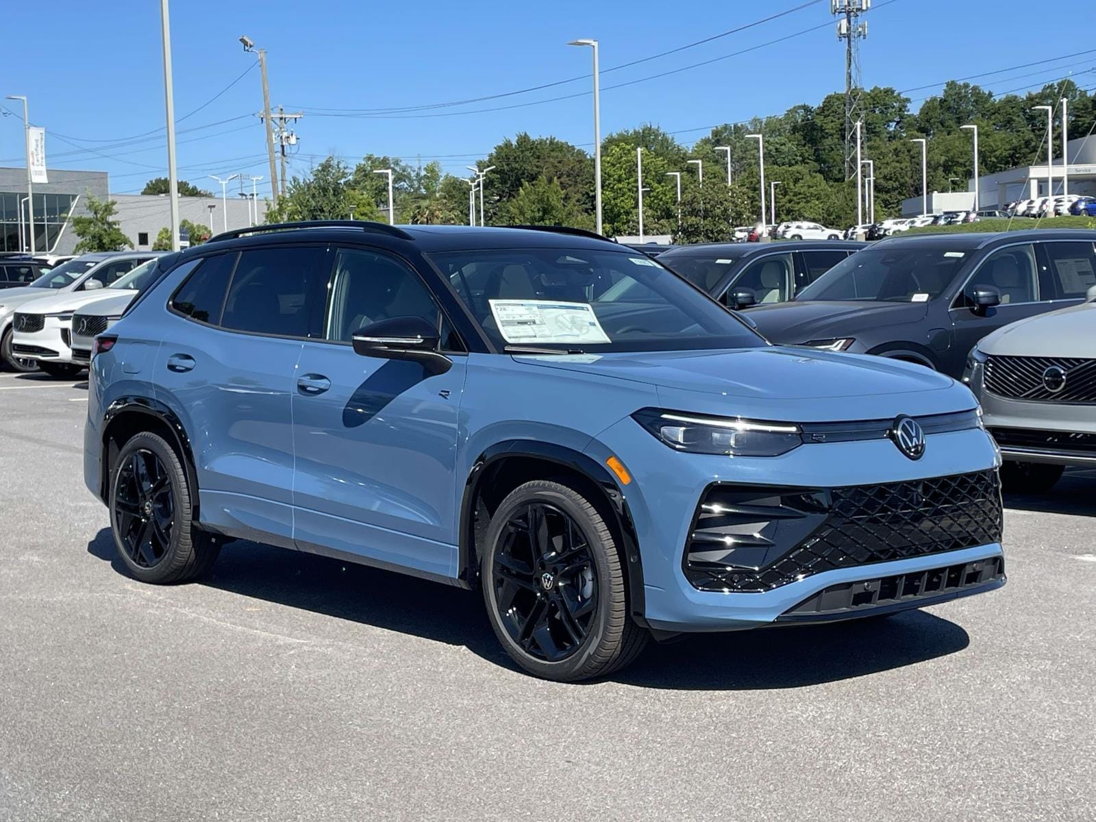 2026 Volkswagen Tiguan 2.0T SE R-Line Black's photo