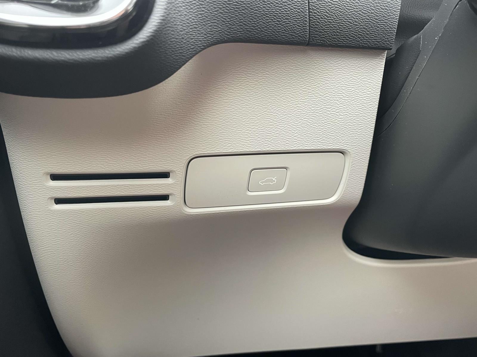 2025 Volvo XC40 Plus - Photo 37