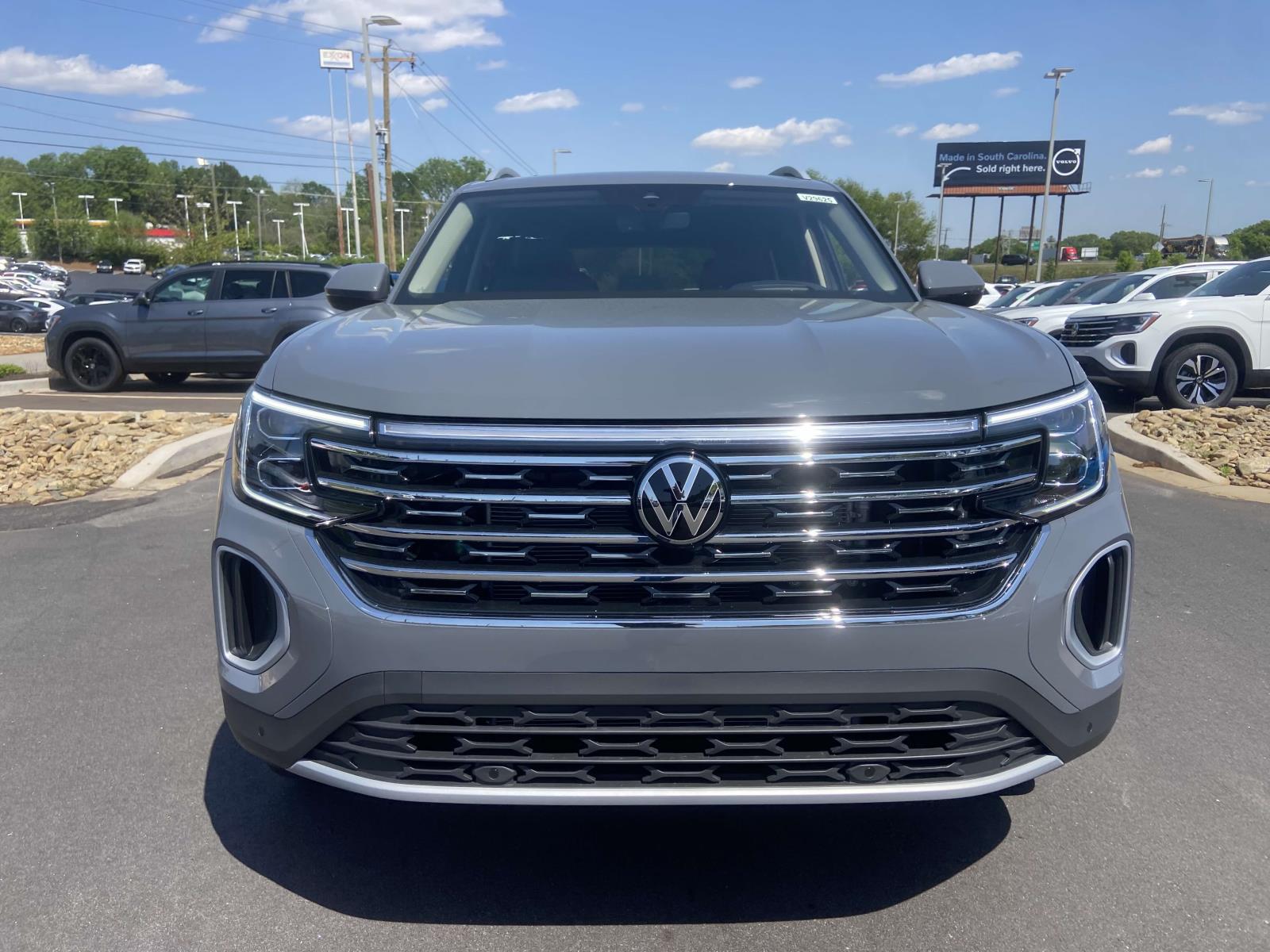 2025 Volkswagen Atlas SEL photo 2