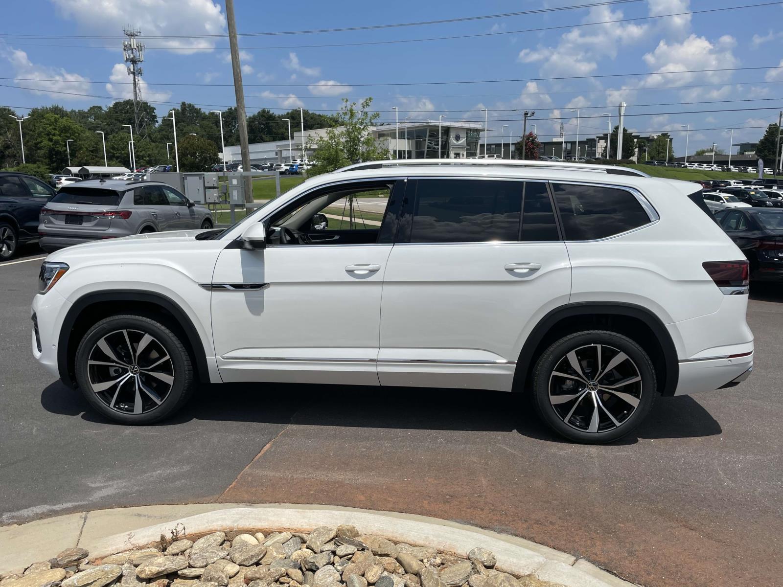 2025 Volkswagen Atlas SEL Premium R-Line photo 3