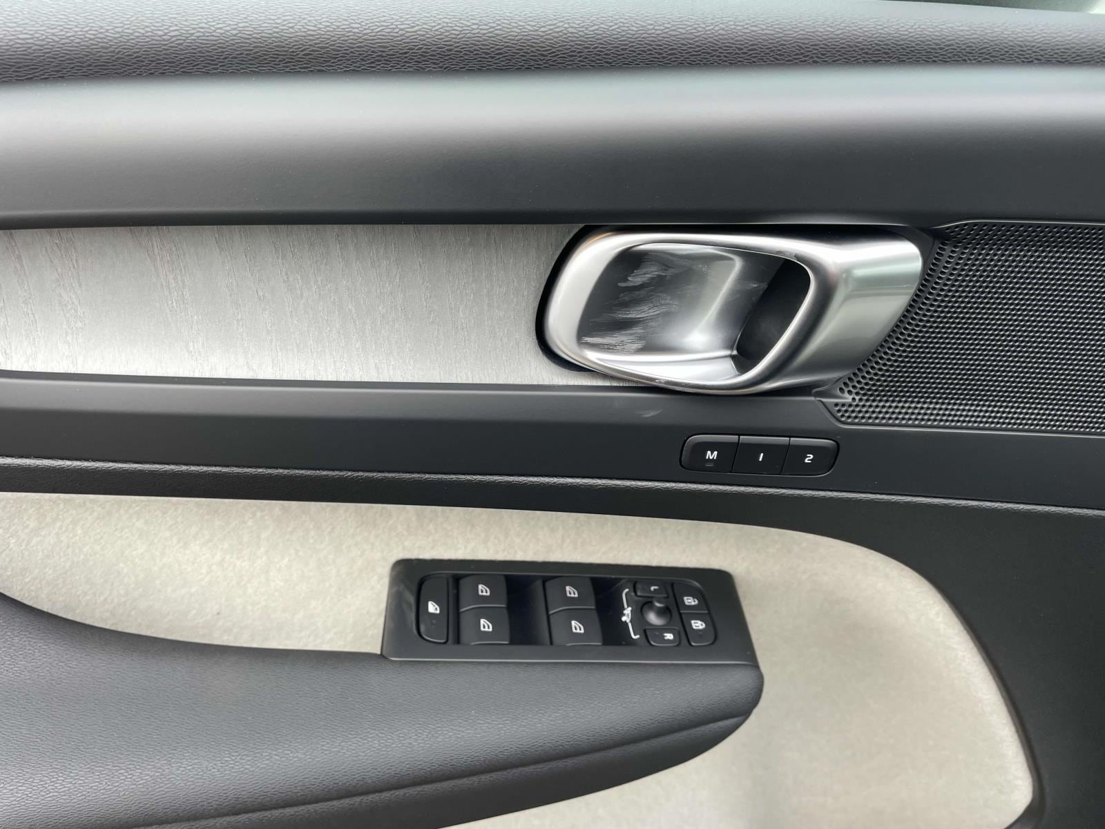 2025 Volvo XC40 Plus - Photo 25