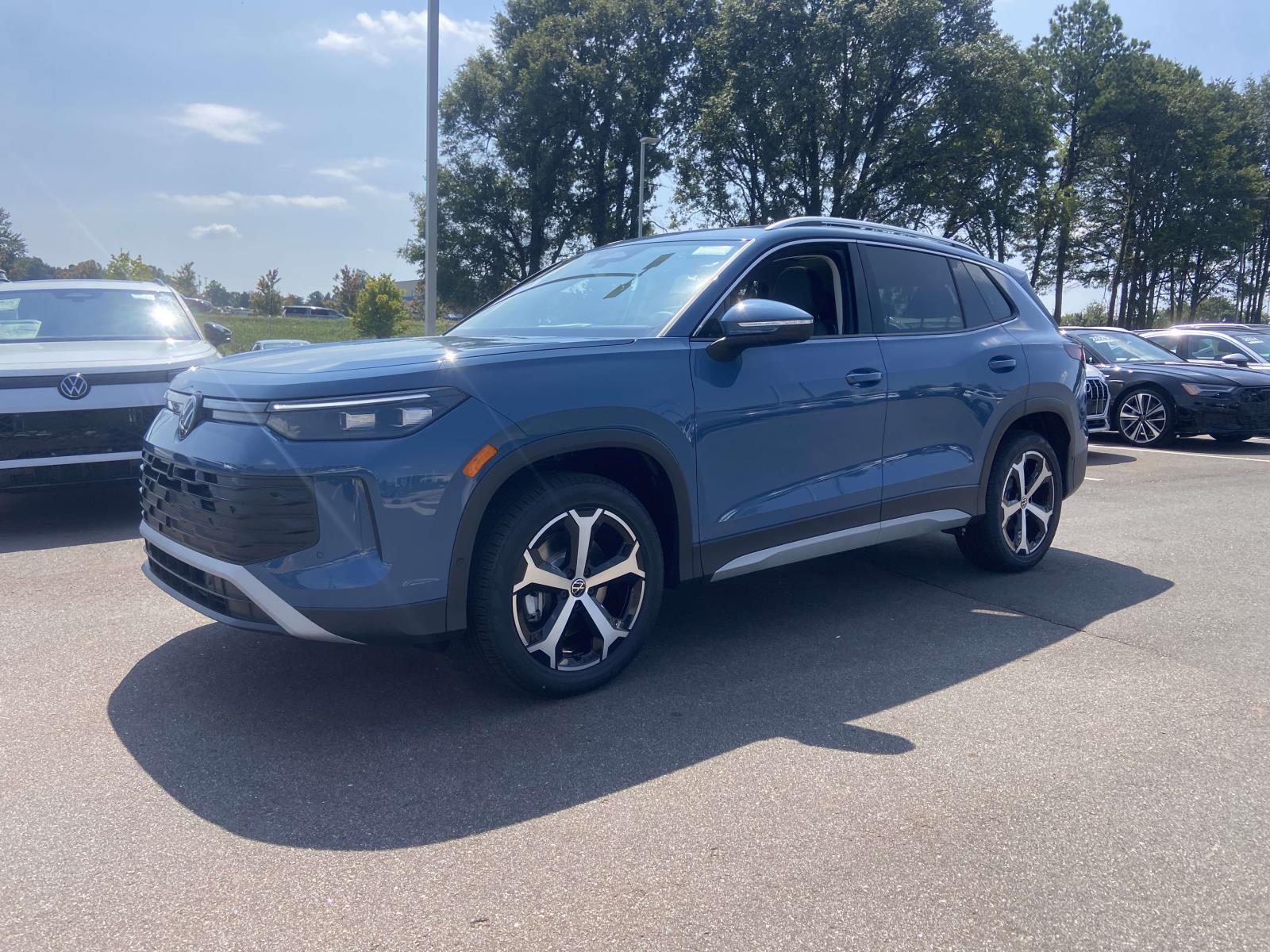 2025 Volkswagen Tiguan SE photo 3