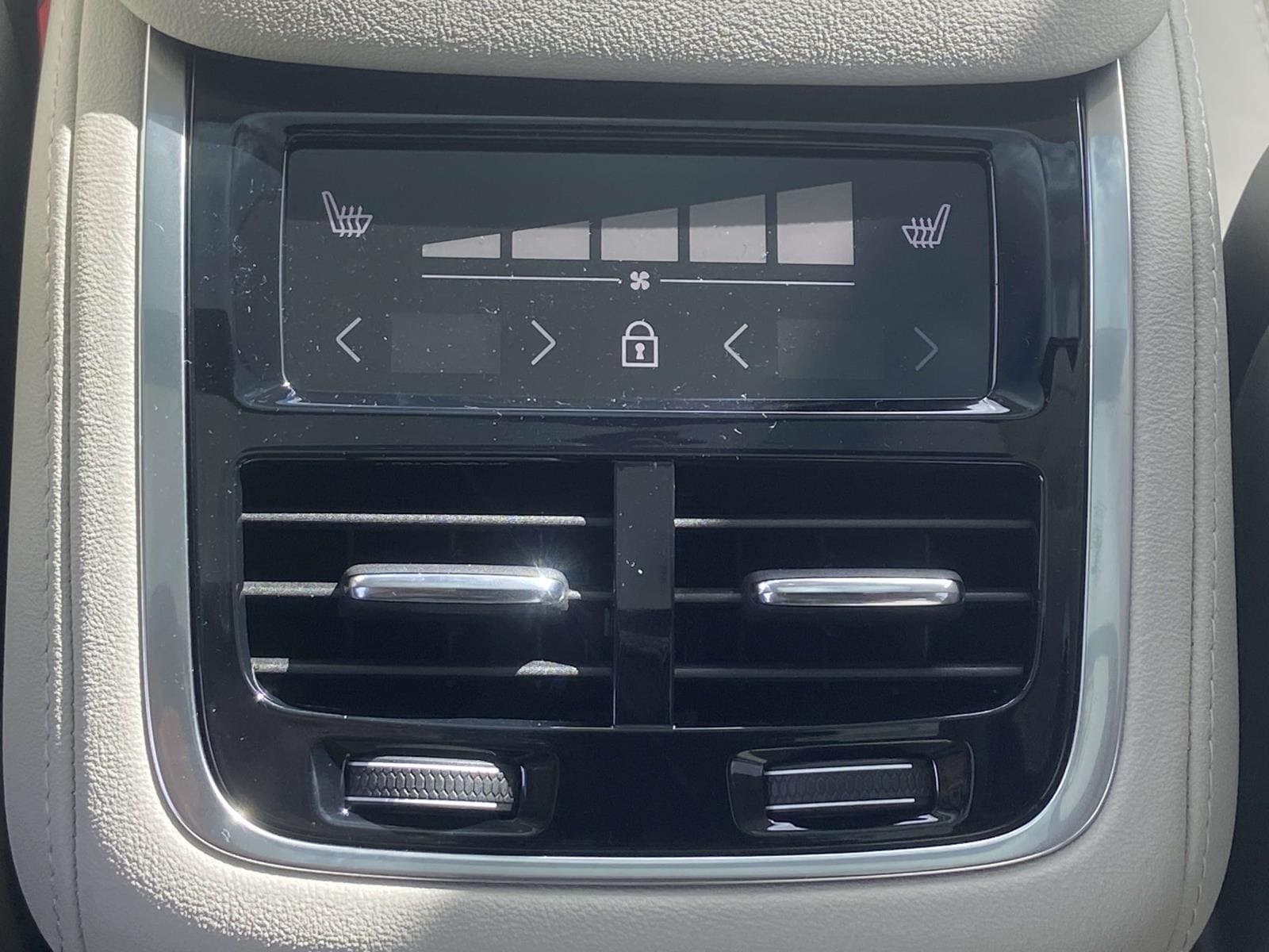2026 Volvo XC90 Ultra - Photo 16