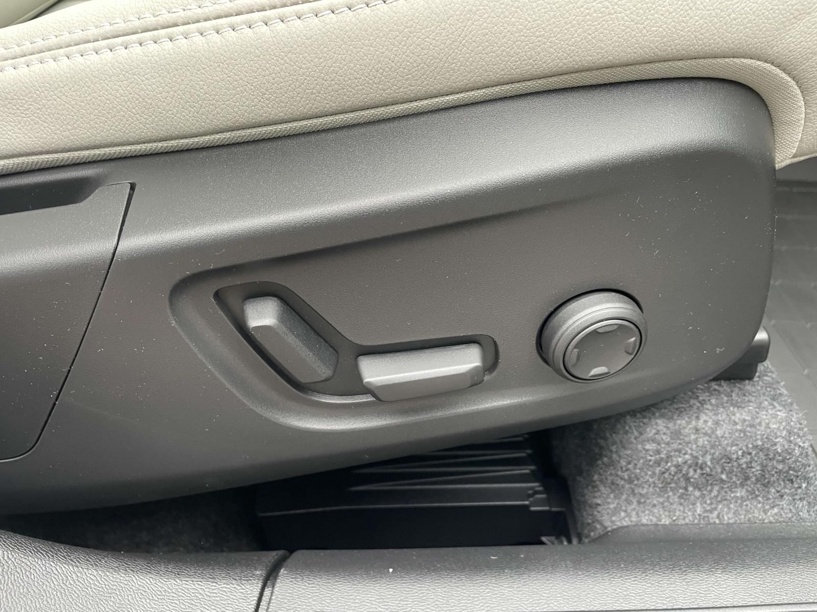 2025 Volvo XC40 Plus - Photo 13