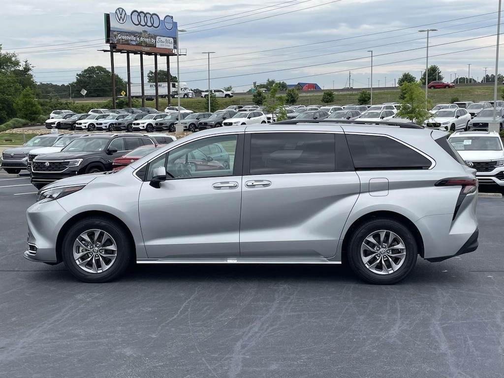 Used 2024 Toyota Sienna XLE FWD 8-Passenger (Natl) Mini-van, Passenger