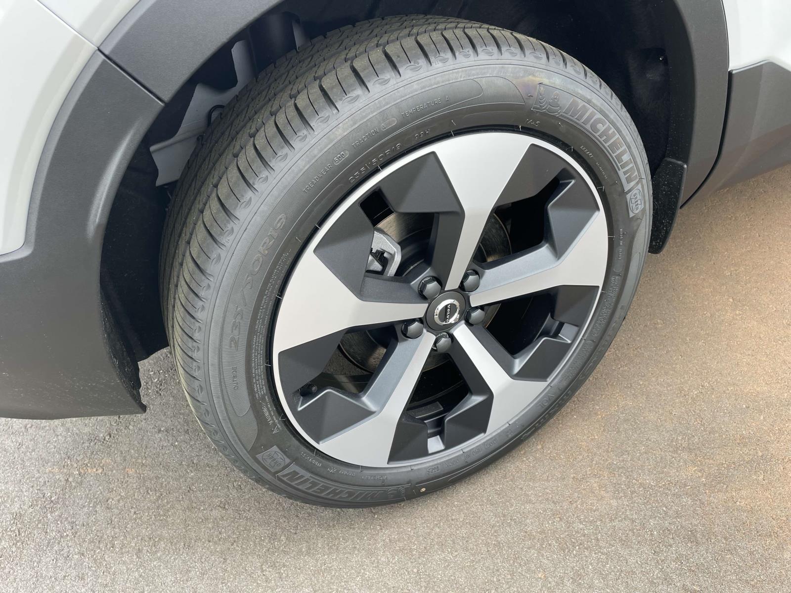 2025 Volvo XC40 Plus - Photo 10