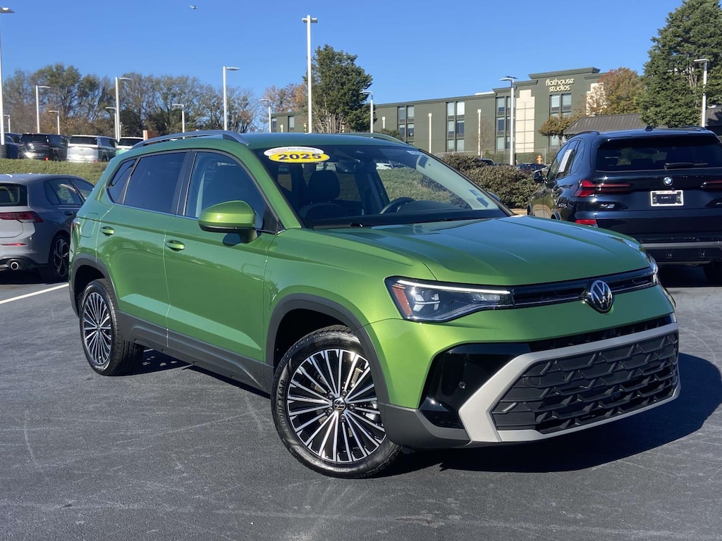 Used 2025 Volkswagen Taos SE FWD Sport Utility