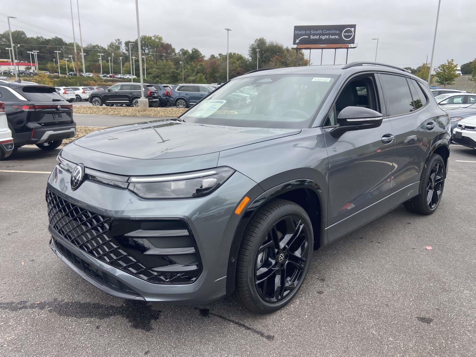 2026 Volkswagen Tiguan SE R-Line Black photo 2