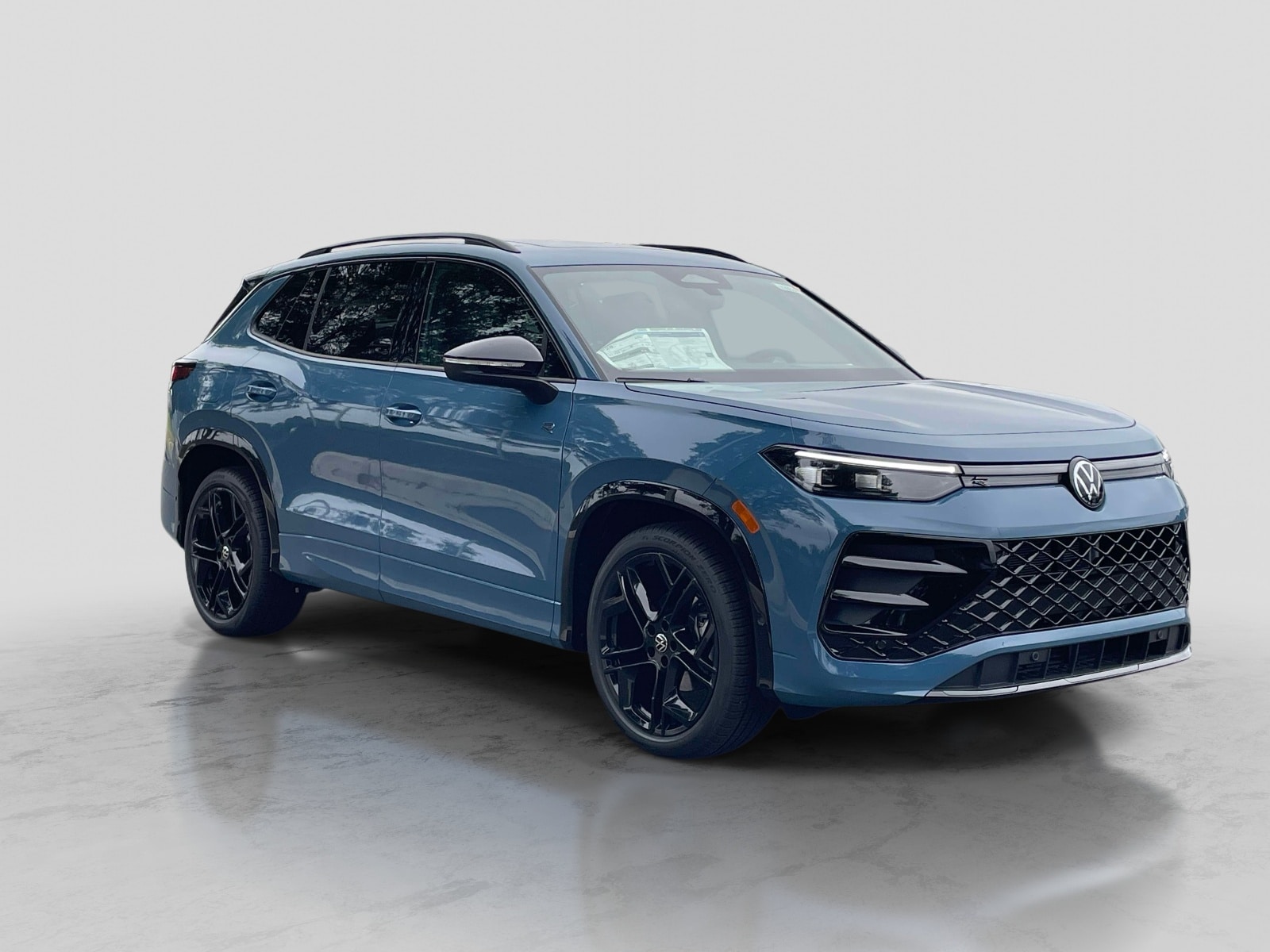 2026 Volkswagen Tiguan 2.0T SE R-Line Black's photo