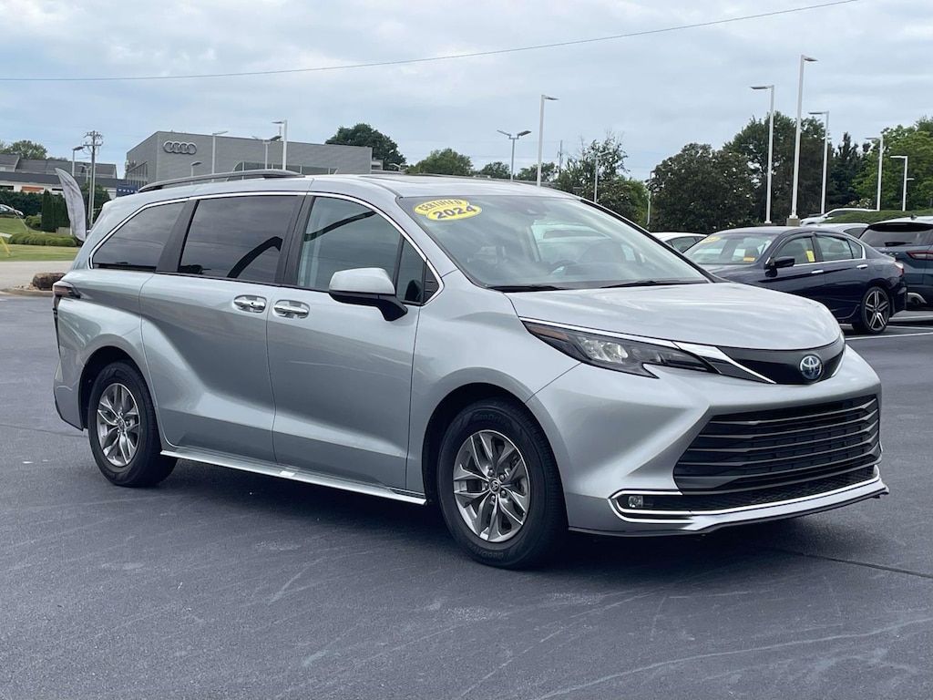 Used 2024 Toyota Sienna XLE FWD 8-Passenger (Natl) Mini-van, Passenger