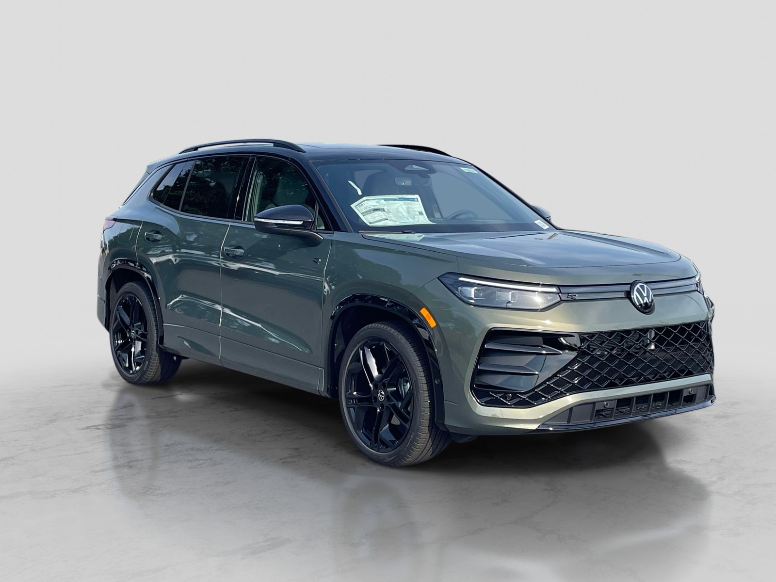 2026 Volkswagen Tiguan 2.0T SE R-Line Black's photo