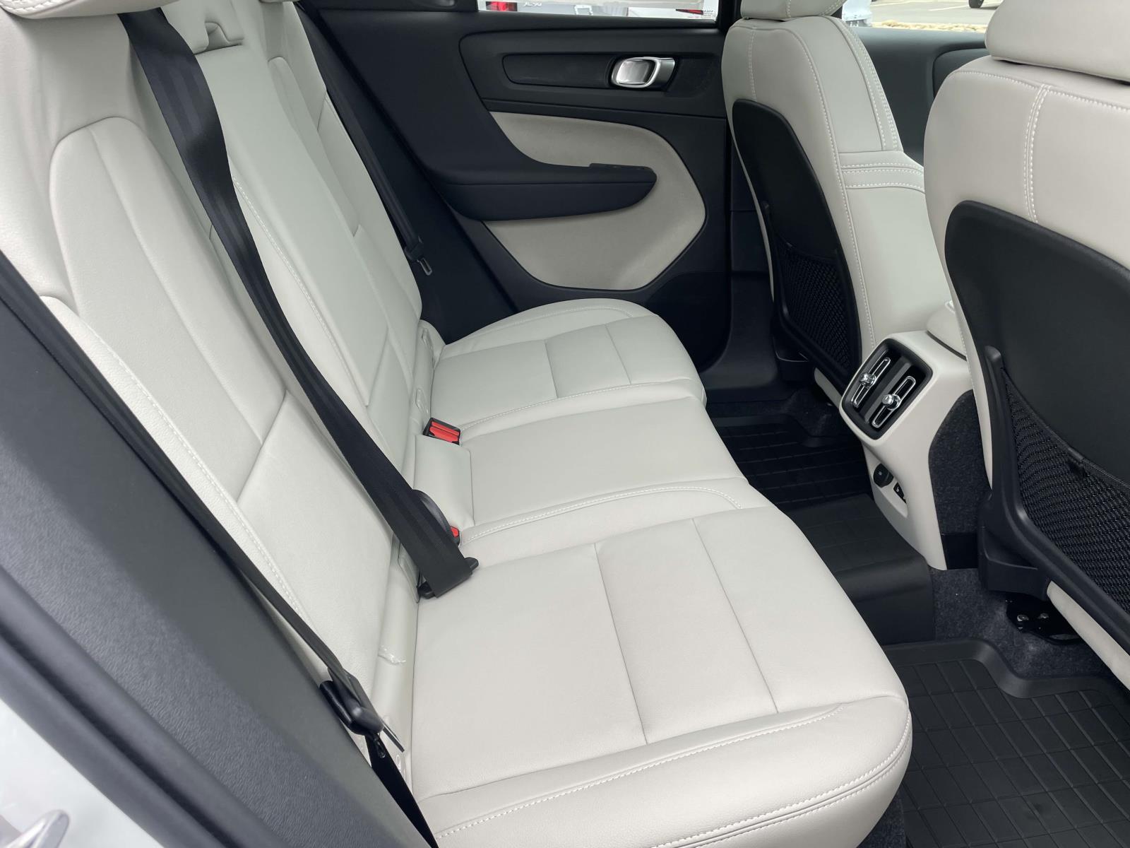 2025 Volvo XC40 Plus - Photo 15