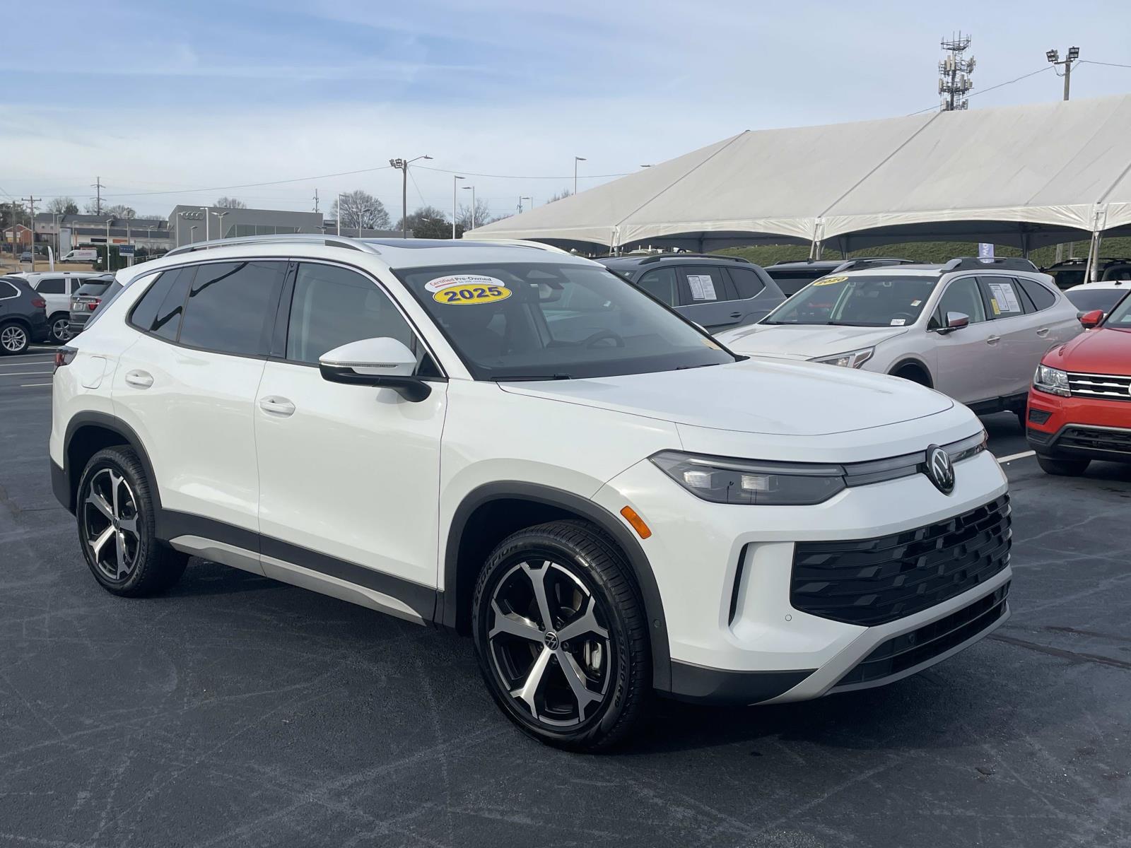 2025 Volkswagen Tiguan SE's photo