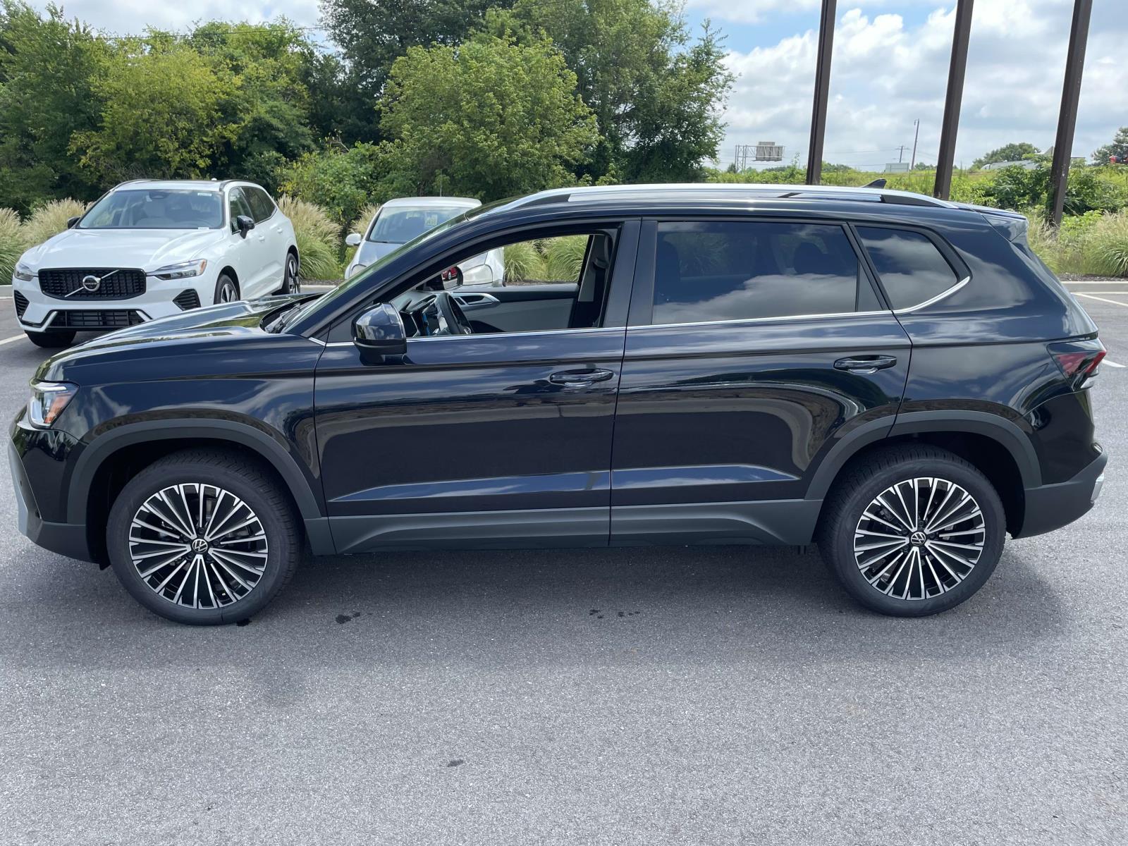 2025 Volkswagen Taos SE photo 2