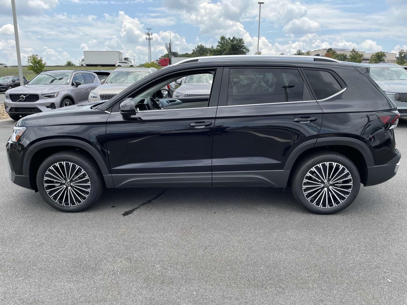 2025 Volkswagen Taos SE photo 4