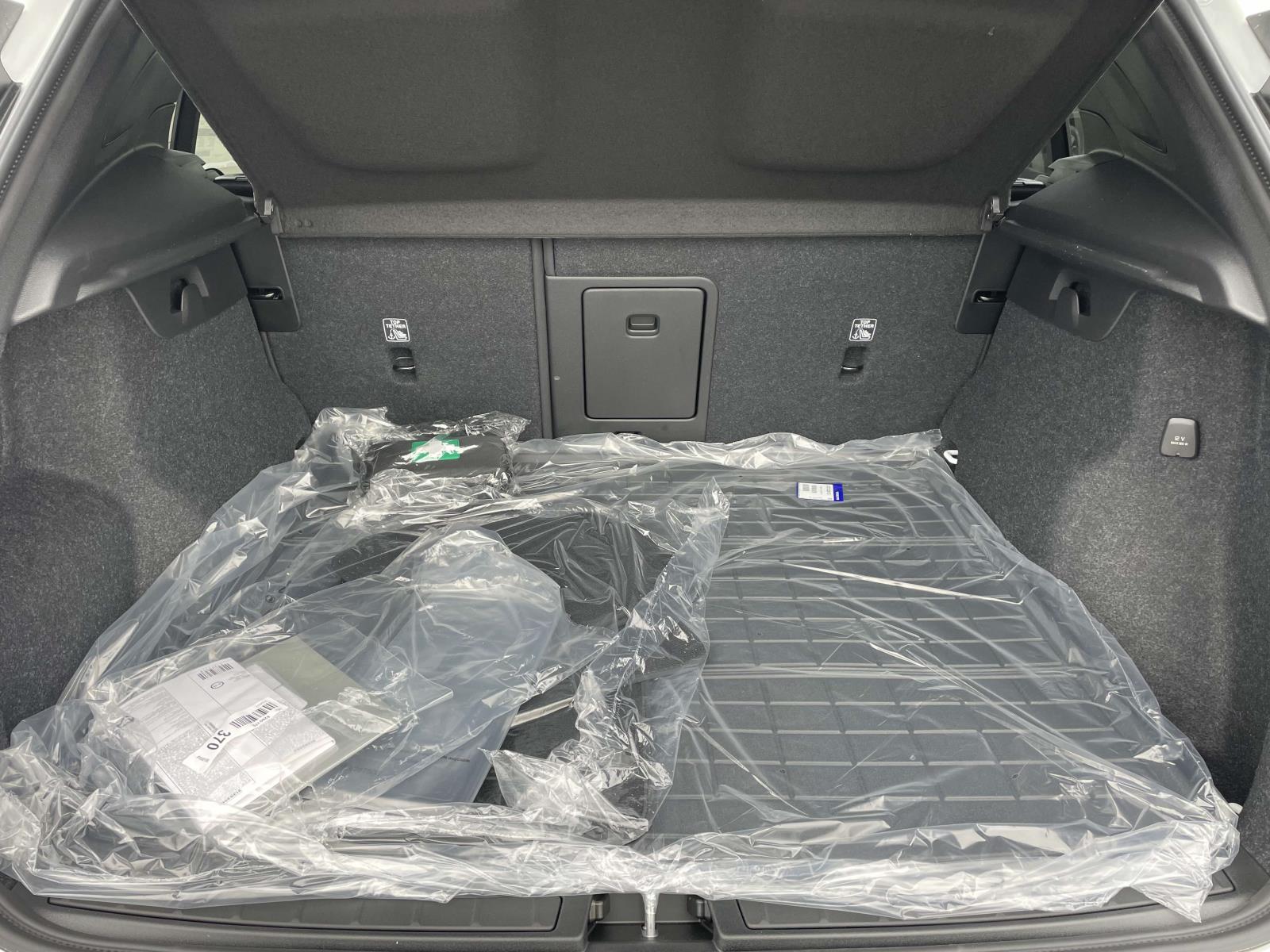 2025 Volvo XC40 Plus - Photo 17