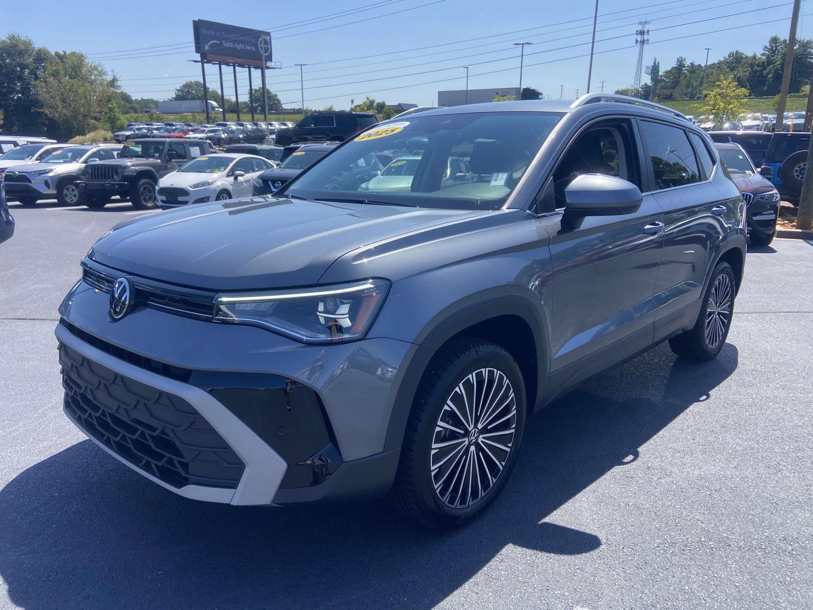 2025 Volkswagen Taos SE photo 3