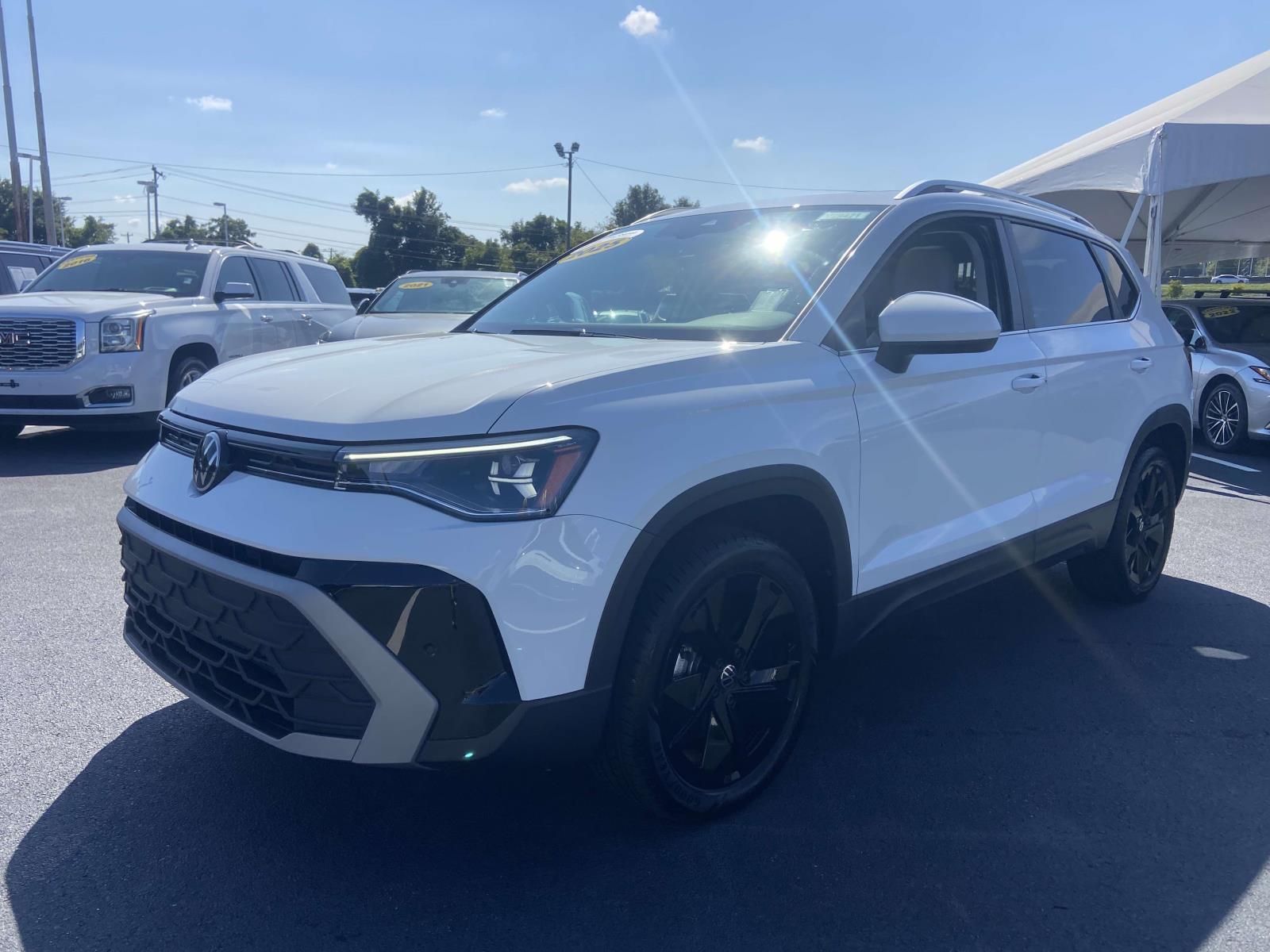 2025 Volkswagen Taos SE photo 2
