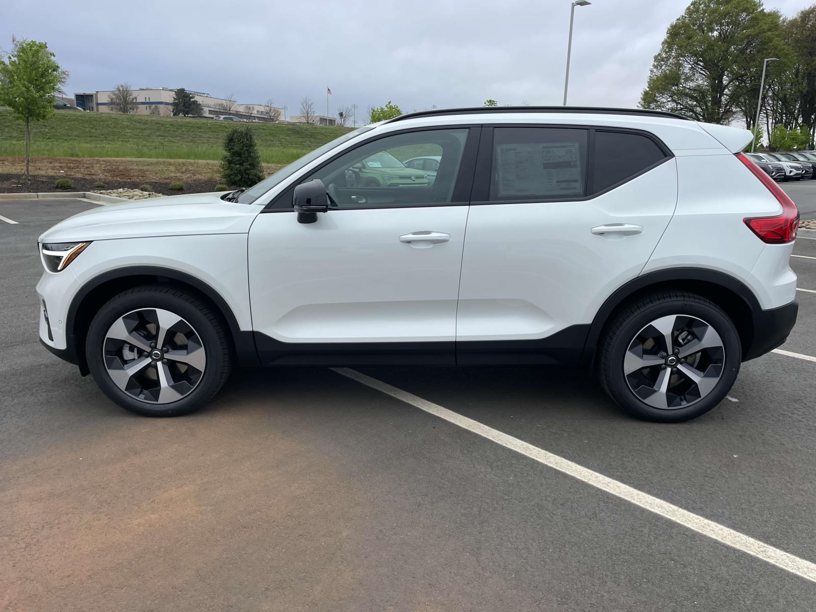 2025 Volvo XC40 Plus - Photo 6