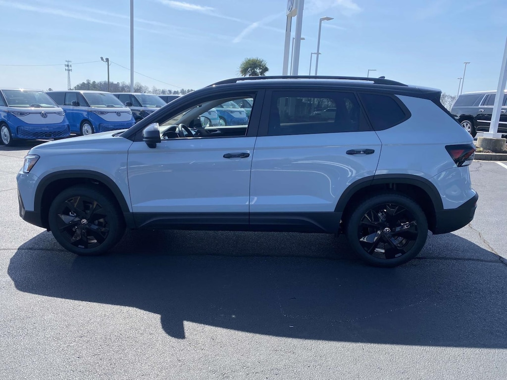 New 2026 Volkswagen Taos 1.5T SE Black Sport Utility