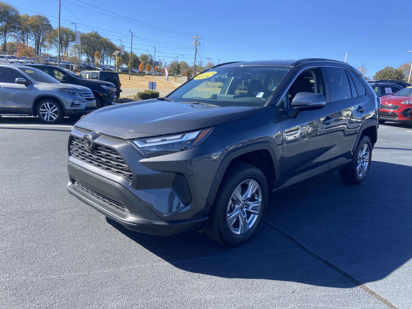 2024 Toyota RAV4 XLE photo 3