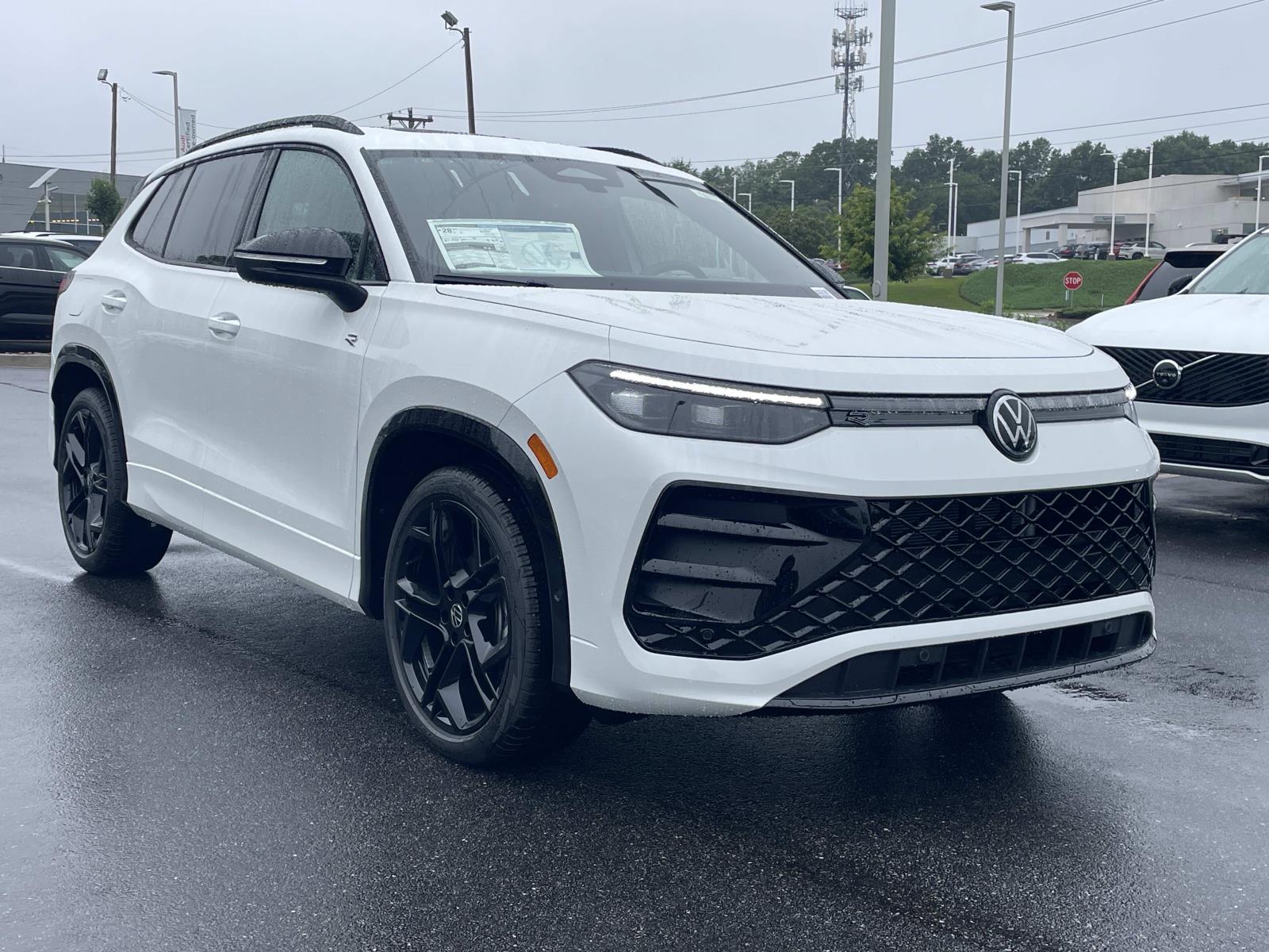2026 Volkswagen Tiguan 2.0T SE R-Line Black's photo