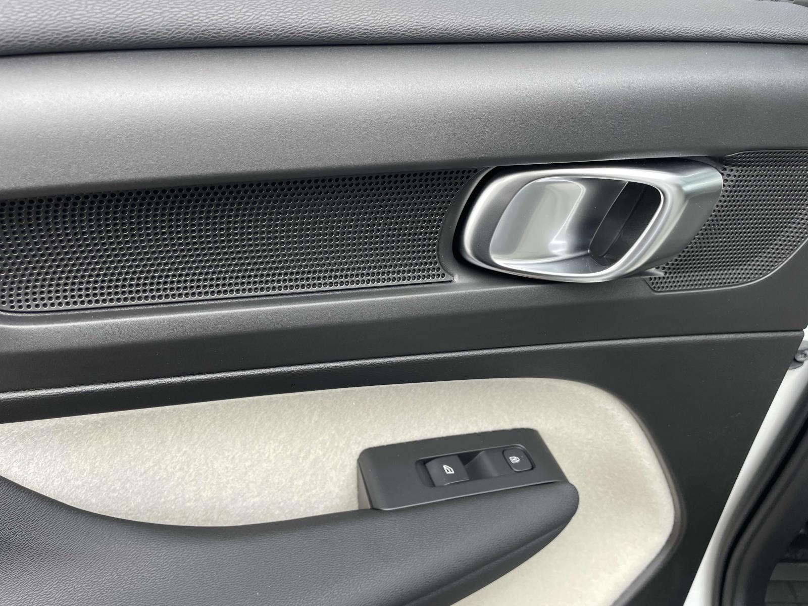 2025 Volvo XC40 Plus - Photo 21