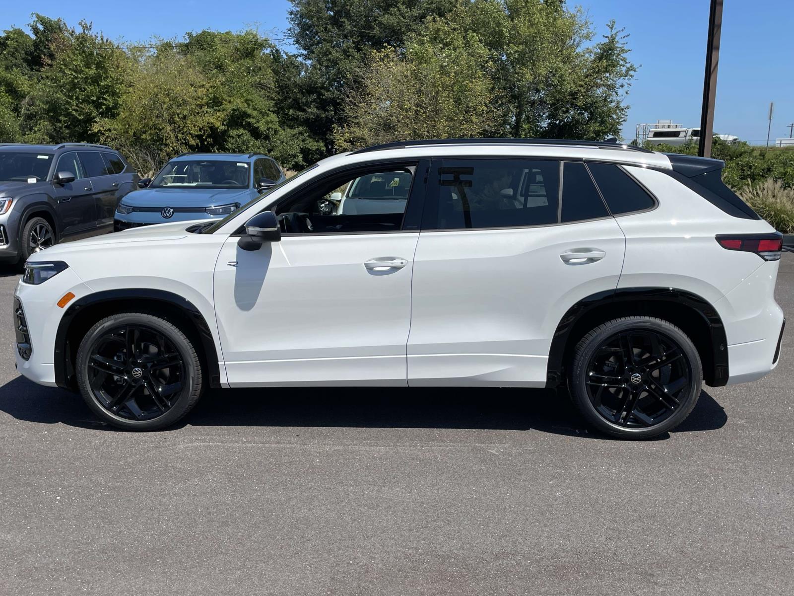 2025 Volkswagen Tiguan SE R-Line Black photo 4