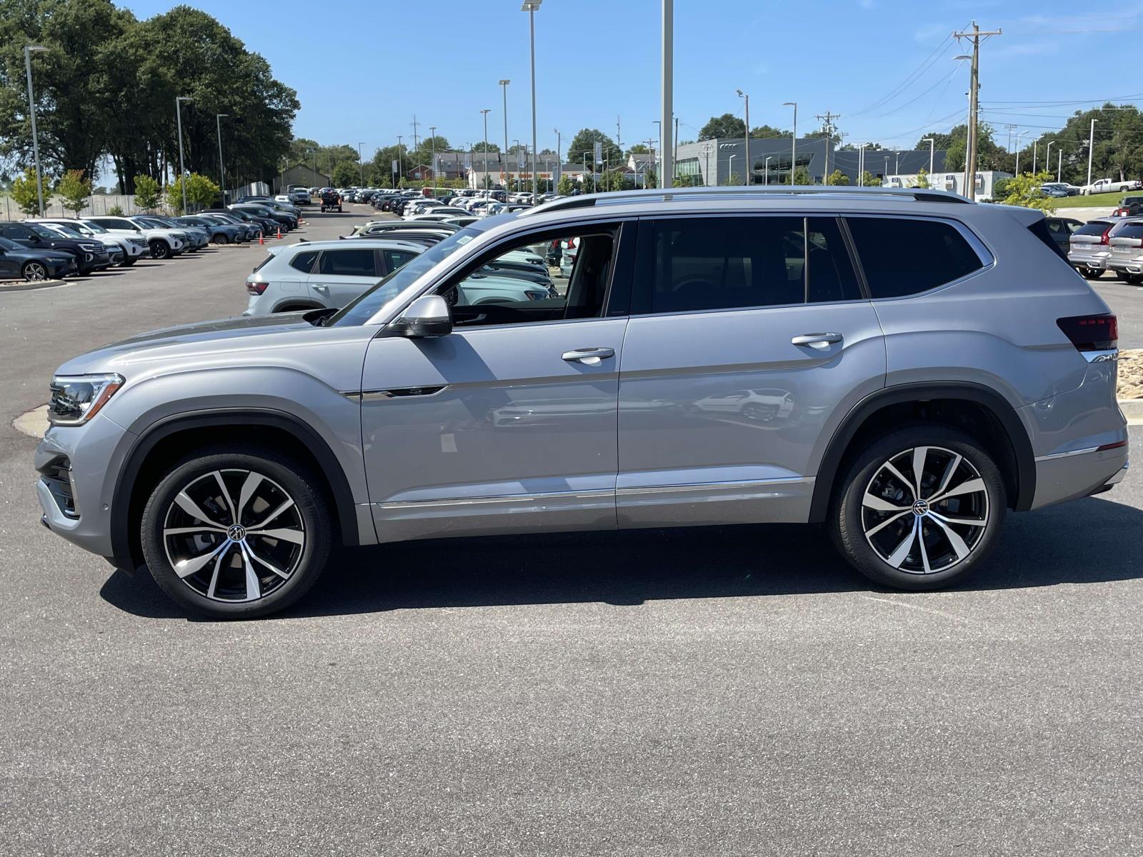 2026 Volkswagen Atlas SEL Premium R-Line photo 4