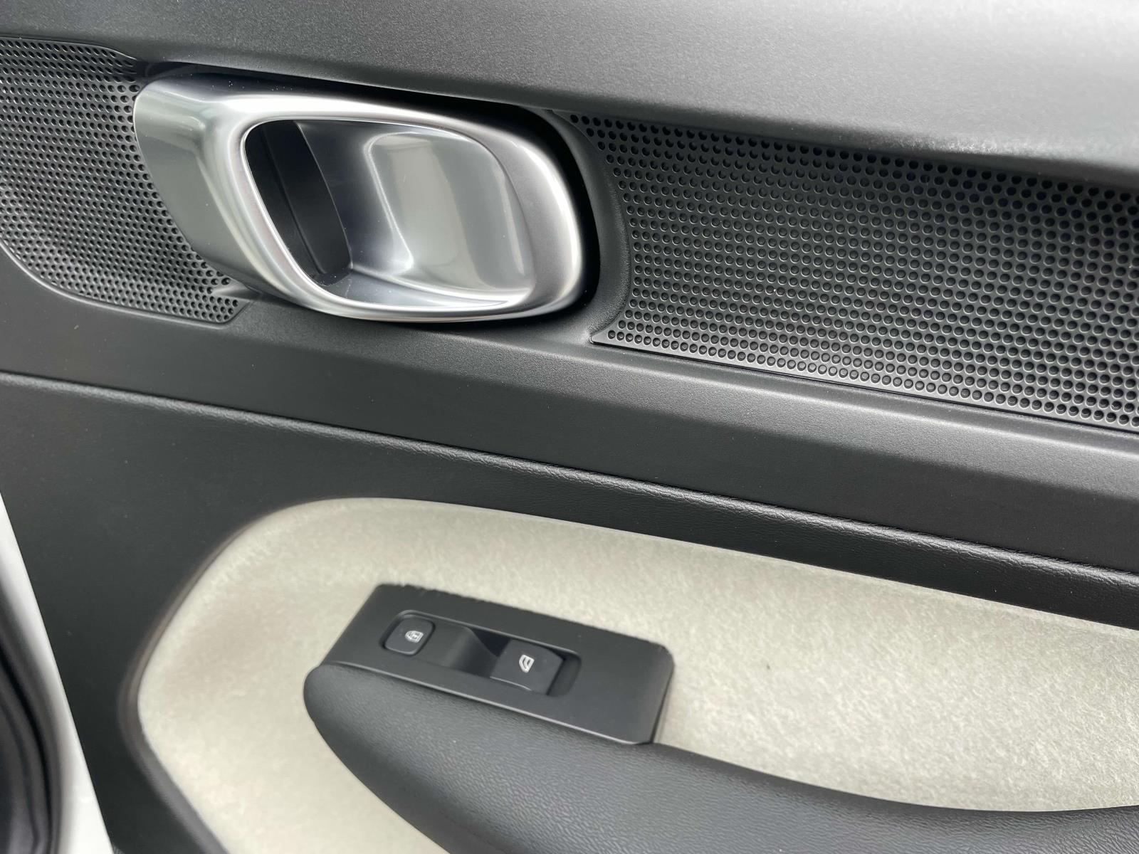 2025 Volvo XC40 Plus - Photo 16