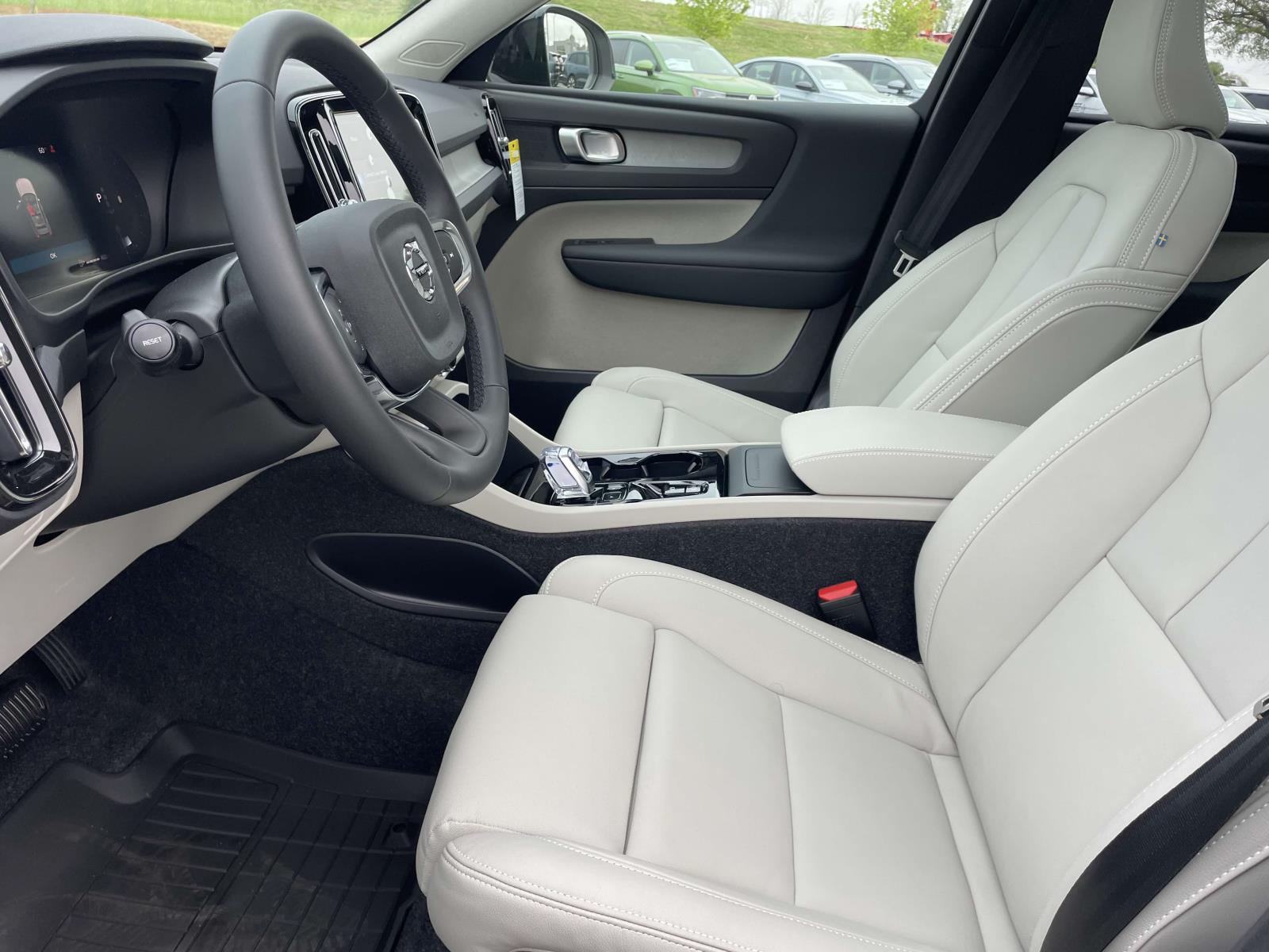 2025 Volvo XC40 Plus - Photo 23