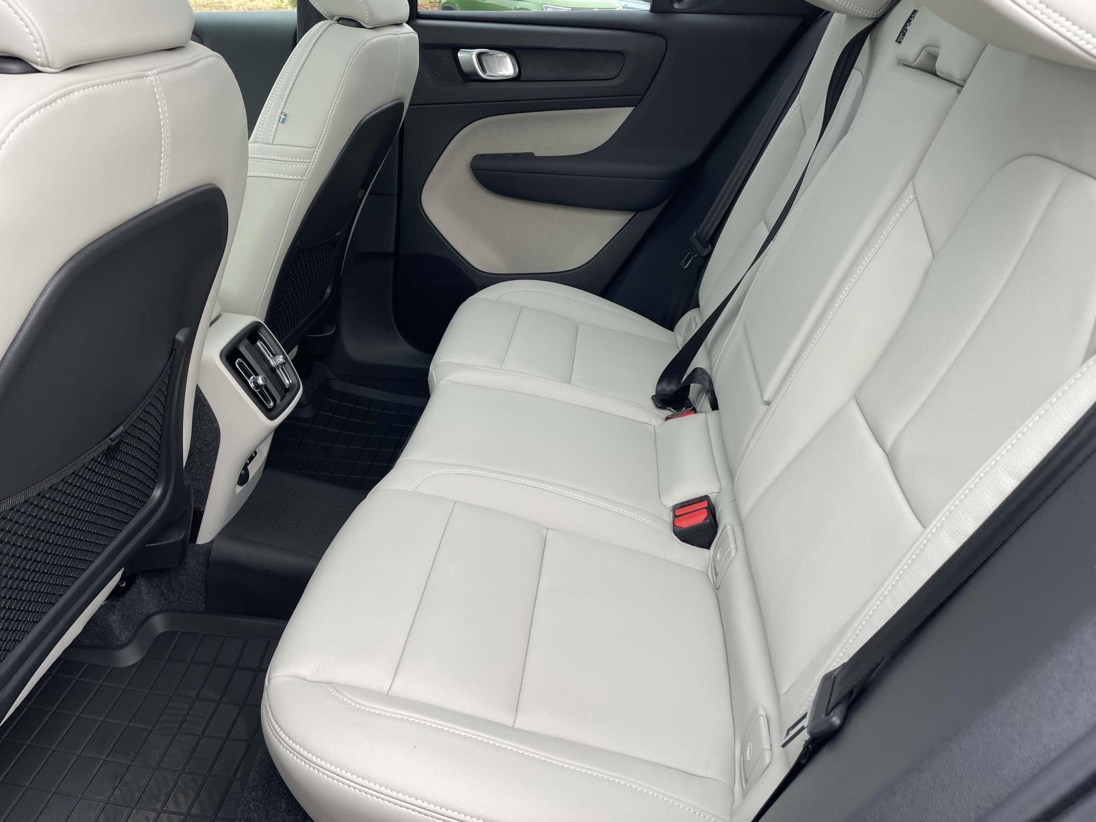 2025 Volvo XC40 Plus - Photo 20