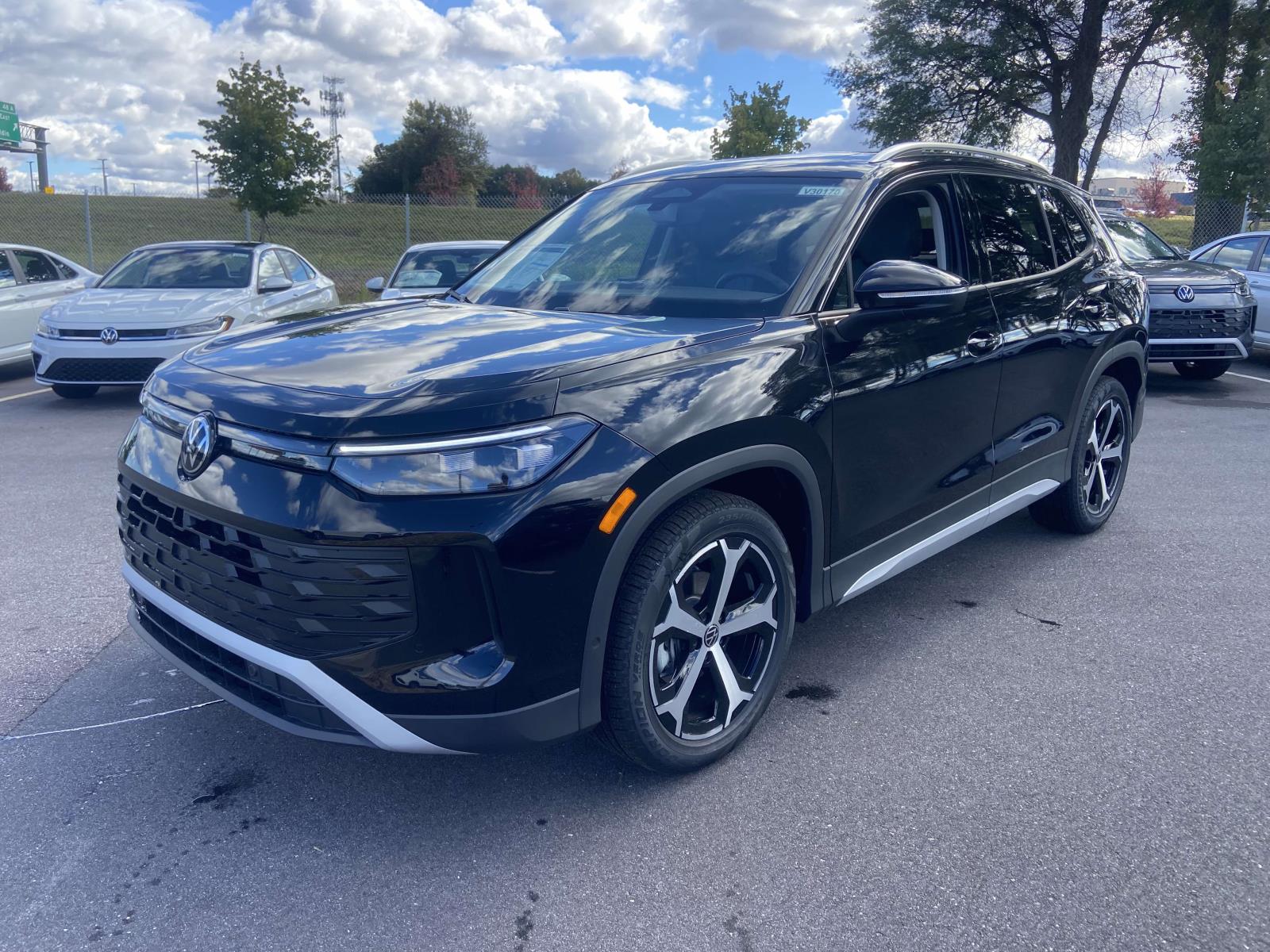 2026 Volkswagen Tiguan SE Sport photo 3