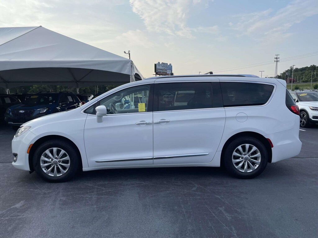Used 2018 Chrysler Pacifica Touring L FWD Mini-van, Passenger