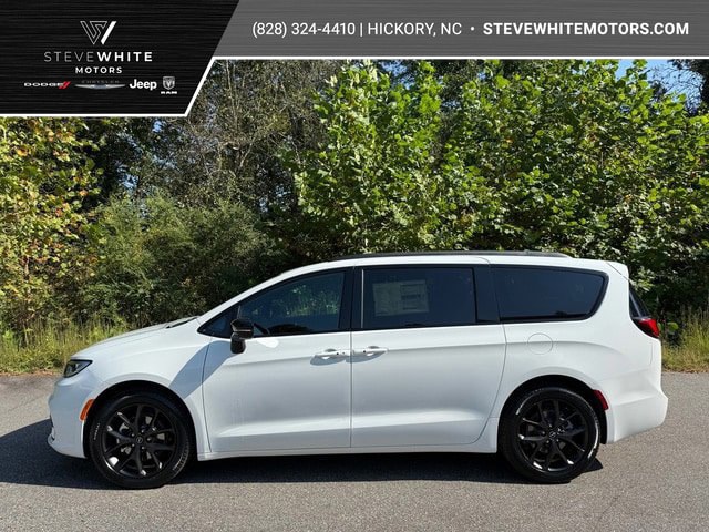 2026 Chrysler Pacifica Select's photo