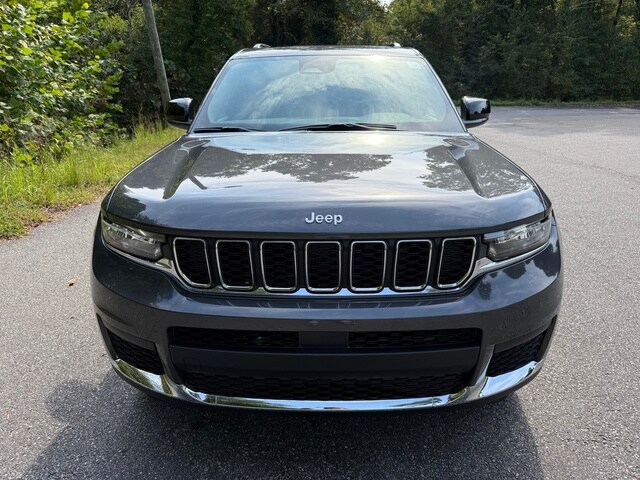 2025 Jeep Grand Cherokee Laredo X photo 3